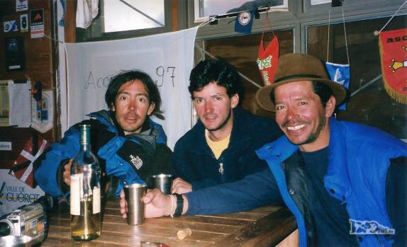 Após chegarmos ao cume do Aconcágua, celebração com vinho com nosso amigo colombiano Augusto, que fazia 40 anos, no refúgio em Plaza de Mulas, aos pés da montanha, no oeste da Argentina (temporada de 1998/99)
